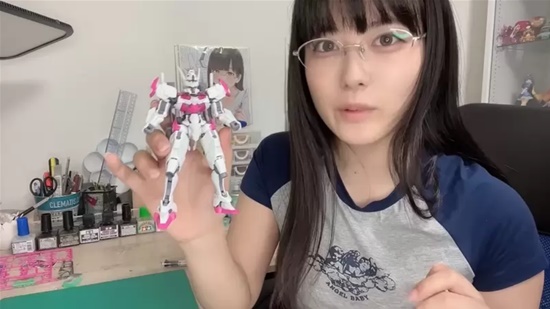 日本写真女星东云海拼《水星魔女》魔灵高达 还自制了涂装