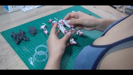 日本写真女星东云海拼《水星魔女》魔灵高达 还自制了涂装