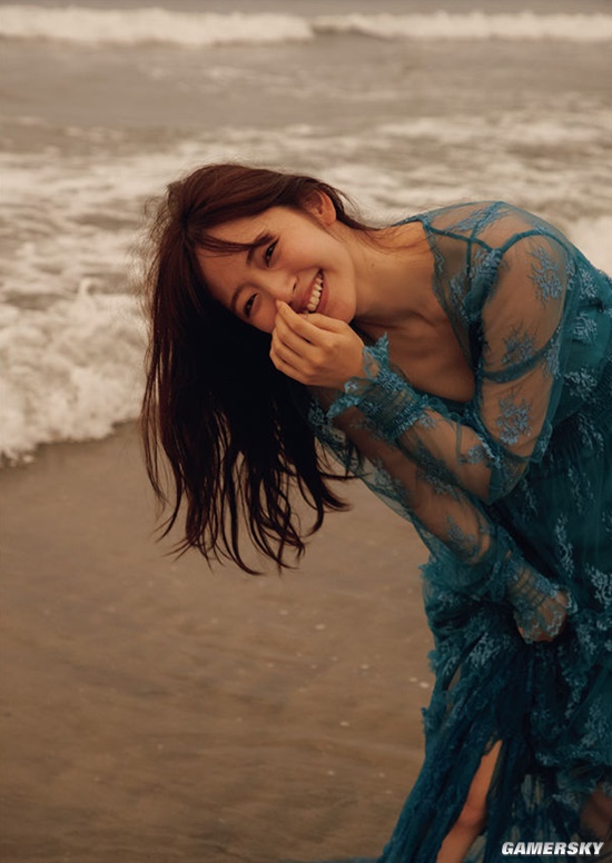 可盐可甜人美声甜 满足幻想的日本女星铃木爱理