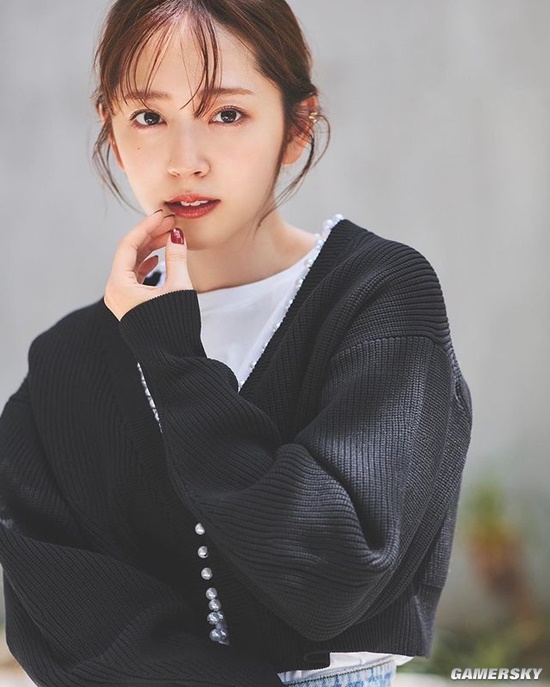 可盐可甜人美声甜 满足幻想的日本女星铃木爱理