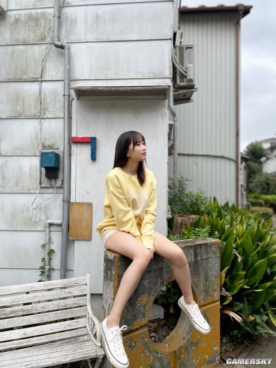 拍泳装写真后走红 会变魔术的女偶像吉沢朱音