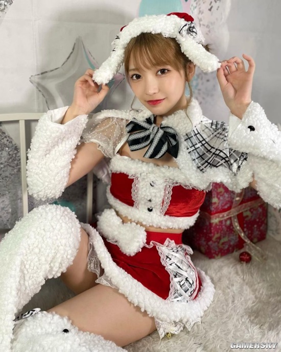 拍泳装写真后走红 会变魔术的女偶像吉沢朱音