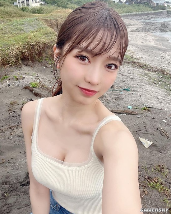 拍泳装写真后走红 会变魔术的女偶像吉沢朱音