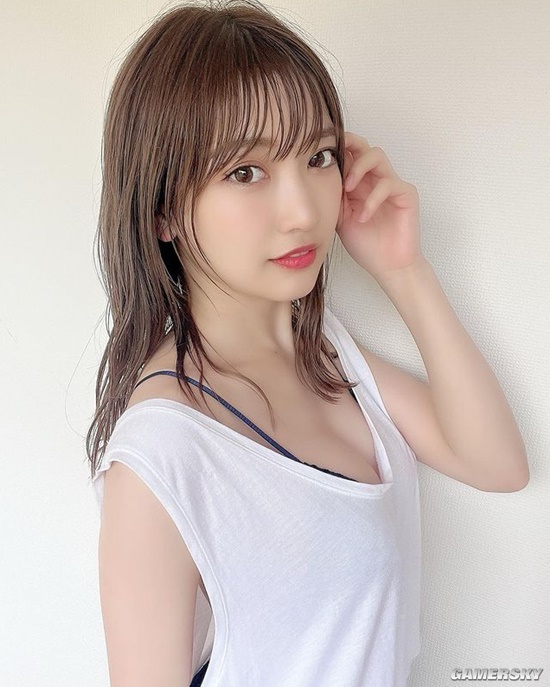 拍泳装写真后走红 会变魔术的女偶像吉沢朱音