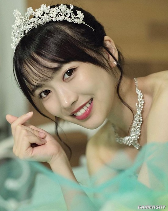 拍泳装写真后走红 会变魔术的女偶像吉沢朱音