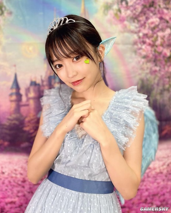 拍泳装写真后走红 会变魔术的女偶像吉沢朱音