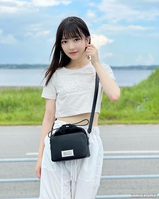 拍泳装写真后走红 会变魔术的女偶像吉沢朱音