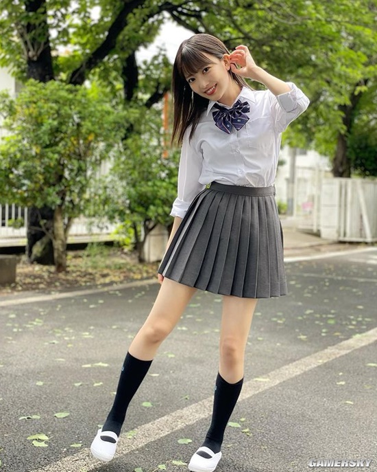 拍泳装写真后走红 会变魔术的女偶像吉沢朱音