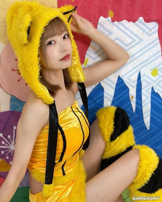 拍泳装写真后走红 会变魔术的女偶像吉沢朱音