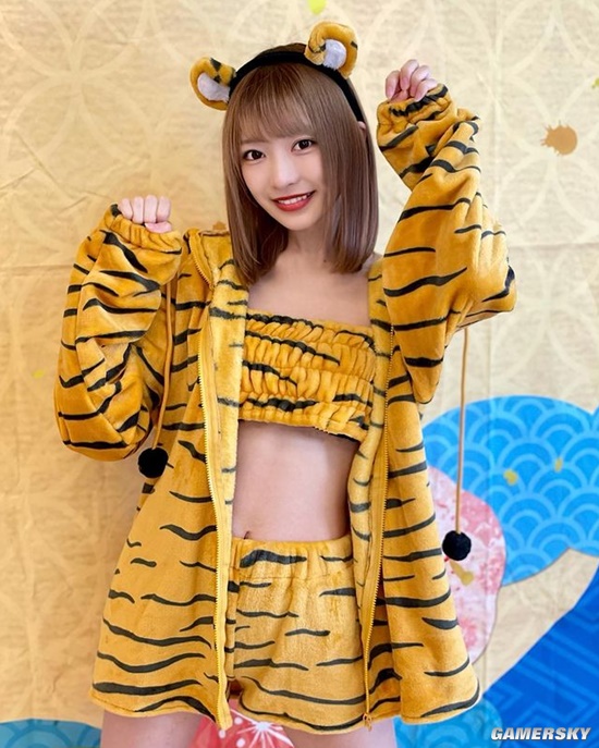 拍泳装写真后走红 会变魔术的女偶像吉沢朱音