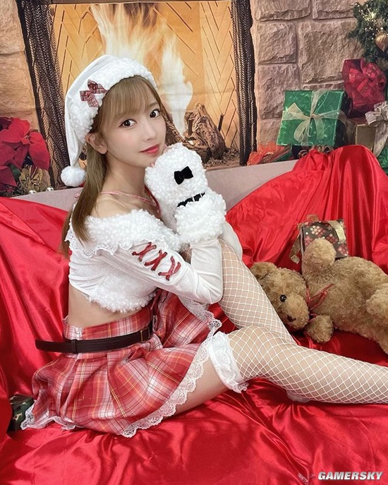 拍泳装写真后走红 会变魔术的女偶像吉沢朱音