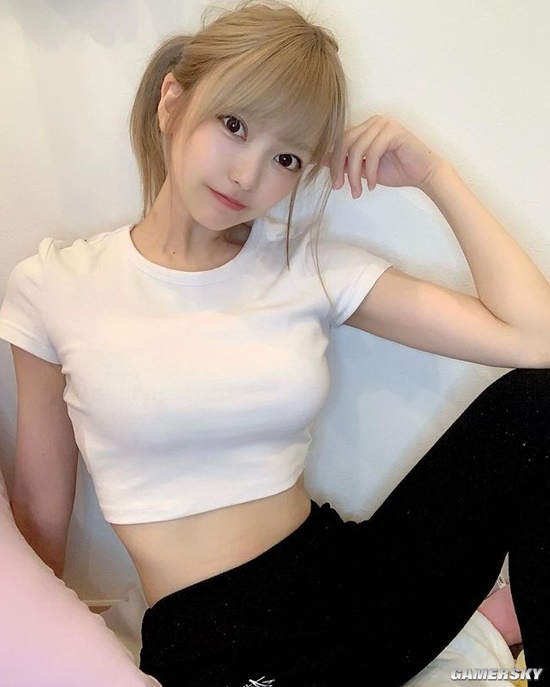 拍泳装写真后走红 会变魔术的女偶像吉沢朱音