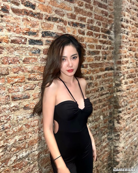 甜美颜值御姐身材 泰国时装模特爱晒泳装写真