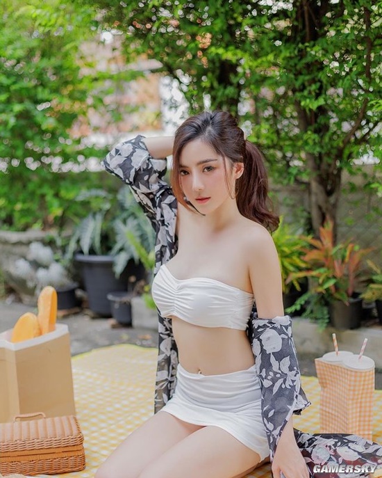 甜美颜值御姐身材 泰国时装模特爱晒泳装写真