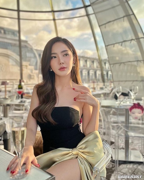 甜美颜值御姐身材 泰国时装模特爱晒泳装写真