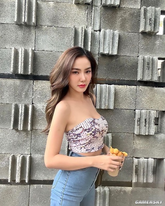 甜美颜值御姐身材 泰国时装模特爱晒泳装写真