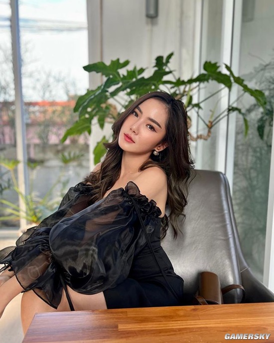 甜美颜值御姐身材 泰国时装模特爱晒泳装写真