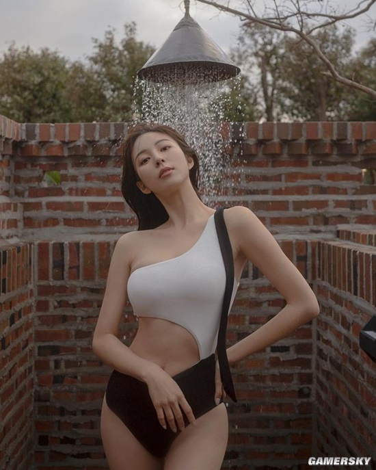 全身比例爆表 韩系御姐大秀泳装好身材