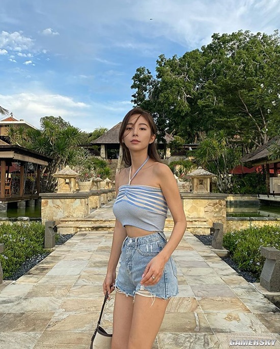 全身比例爆表 韩系御姐大秀泳装好身材