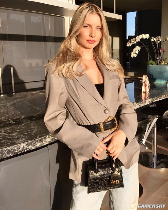 金发碧眼身材迷人 美国辣模兼职房产经纪人