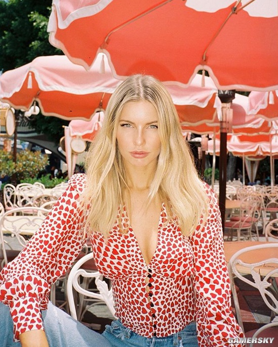 金发碧眼身材迷人 美国辣模兼职房产经纪人