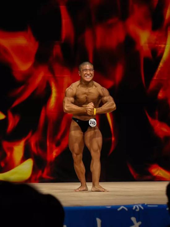 漫画家村田雄介感谢高中儿子练健美 简直真人版埼玉