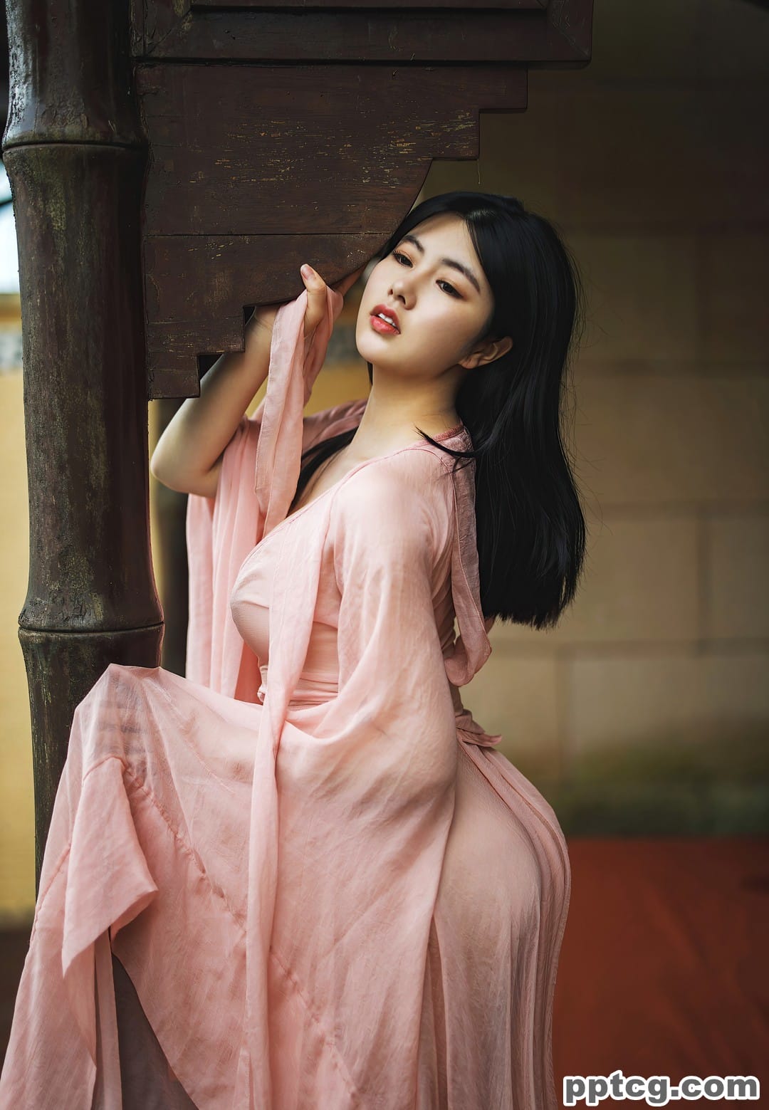 娜露Selena美女写真图集合集打包下载54套 17GB  2025-04-07 套图合集 8       详情介绍   常见问题        哎哟喂！今天咱们来唠唠这位让直男挪不开眼、女生都忍不住偷瞄的宝藏女孩——娜露Selena！别看名字带点洋气，人家可是土生土长的郑州妹子，1997年出生的白羊座，身高165cm配上50kg的微肉身材，三围B92/W70/H94，这数据一摆出来，妥妥的“人间沙漏”啊！ 说到她的风格，那可真是“又纯又欲天花板”！穿个小白裙能拍出初恋感，换上蕾丝内衣立马变身暗黑系御姐，户外麦田里甩个长发像文艺片女主，私房打光灯一照又成了油画里的古典美人。她自己还开玩笑说：“摄影师让我摆姿势，我脑子里全是抖音热门BGM！” 别看现在镜头前游刃有余，刚入行时她可闹过笑话。有次拍运动主题写真，穿着紧身瑜伽裤做高抬腿动作，结果“刺啦”一声裤裆裂了！全场憋笑憋到内伤，这妞居然淡定掏出别针现场改造型，还自嘲：“这叫行为艺术懂不懂？” 要说最杀人的还是她那招牌蜜桃臀！粉丝们给她起了个外号叫“郑州卡戴珊”，她自己倒挺佛系：“健身？不存在的！我这肉都是吃烩面长的，纯天然河南特产～”结果有次直播吃胡辣汤配油馍头，弹幕集体哀嚎：“姐姐别吃了！再吃写真要变美食纪录片了！” 这姑娘还是个斜杠青年，滑雪能玩单板360度转体，跳爵士舞能嗨翻全场，最近还考了个潜水证。粉丝都说：“别人家模特拍照要打光，她拍照要带急救包——指不定就从哪块礁石上蹦下去了！” 现在她的54套写真集早被老司机们封为“硬盘必存资源”，从清纯校服到辣妹比基尼应有尽有。有网友统计过，她光是撩头发的姿势就有17种，粉丝们还发起过“娜露仿妆挑战赛”，结果集体翻车：“这腰臀比是碳基生物能拥有的吗？！”       更新2套： Ugirls爱尤物 2022 NO.2414 执笔春生 娜露[35P／81.6MB] Ugirls爱尤物 2022 NO.2424 心念之名 娜露[35P／77MB] 完整版菜单 BoLoli波萝社2017.06.06 VOL.066 娜露selena[34P251M] BoLoli波萝社2017.07.20 VOL.088 娜露Selena[40P418M] HuaYang花漾 2017.11.22 VOL.016 娜露Selena [40P94MB] HuaYang花漾 2017.12.08 VOL.018 娜露Selena[40+1P113M] HuaYang花漾 2018.01.09 VOL.024 娜露Selena [40P89MB] HuaYang花漾 2020.07.09 VOL.252 娜露Selena [61P131MB] HuaYang花漾 2020.07.24 VOL.262 娜露Selena [65P645MB] HuaYang花漾 2020.09.15 VOL.290 娜露Selena [56P537MB] HuaYang花漾 2020.10.12 VOL.303 娜露Selena[55+1P／504MB] HuaYang花漾 2021.01.19 VOL.354 娜露Selena[53+1P／473MB] HuaYang花漾 2021.03.19 VOL.376 娜露Selena[40+1P／404MB] MiStar魅妍社 2015.11.02 VOL.042 娜露Selena[60P+1P173M] MiStar魅妍社 2015.11.28 VOL.046 娜露Selena[54+1P93M] MiStar魅妍社 2015.12.21 VOL.050 娜露Selena MiStar魅妍社 2016.01.13 VOL.057 娜露Selena[60+1P155M] MiStar魅妍社 2016.04.13 VOL.073 娜露Selena TouTiao头条女神 2019.02.10 娜露selen[29P／9.14M] TouTiao头条女神 2019.04.17 娜露selena 情绪人生[19+1P／39.3M] Ugirls尤果网 爱尤物专辑 VOL.1952 娜露 初稿 [35P36.7MB] Ugirls尤果网 爱尤物专辑 VOL.2002 娜露 棕榈叶少女[35P／43.6MB] Ugirls尤果网 爱尤物专辑 VOL.2062 娜露 高温元气[35P／42.2MB] Ugirls尤果网 爱尤物专辑 VOL.2075 娜露 赏春[35P／35.9MB] Ugirls尤果网 爱尤物专辑 VOL.2099 娜露 露天诱惑[35P／39.3MB] Ugirls尤果网 爱尤物专辑 VOL.2269 鸿运当头 娜露 [35P221M] Ugirls尤果网 爱尤物专辑 VOL.2272 高温运动 娜露 [35P77M] Ugirls爱尤物 2022 NO.2361 快乐软糖 娜露[35P／109MB] Ugirls爱尤物 2022 NO.2414 执笔春生 娜露[35P／81.6MB] Ugirls爱尤物 2022 NO.2424 心念之名 娜露[35P／77MB] Ugirls爱尤物 2022 NO.2443 娜露 心语心愿[35P／114MB] XIUREN秀人网 2016.05.03 NO.0518 娜露Selena[52+1P188M] XIUREN秀人网 2018.10.10 NO.1183 娜露Selena [53P194MB] XIUREN秀人网 2019.02.28 NO.1356 娜露Selena[47+1P147M] XIUREN秀人网 2019.05.23 NO.1468 娜露Selena[41+1P120M] XIUREN秀人网 2019.12.27 NO.1886 娜露Selena[52+1P75M] XIUREN秀人网 2020.06.30 NO.2275 娜露Selena [60P724MB] XIUREN秀人网 2020.07.20 NO.2345 娜露Selena [48P620MB] XIUREN秀人网 2020.08.26 NO.2491 娜露Selena [46P521MB] XIUREN秀人网 2020.08.31 NO.2508 娜露Selena [51P589MB] XIUREN秀人网 2020.11.05 NO.2744 娜露SELENA[50+1P／455MB] XIUREN秀人网 2020.12.07 NO.2863 娜露Selena[50+1P／477MB] XIUREN秀人网 2021.05.07 NO.3379 娜露Selena[48+1P／359MB] YouMi尤蜜荟 2020.06.28 VOL.474 娜露Selena [77P917MB] YouMi尤蜜荟 2020.07.13 VOL.484 娜露Selena [76P879MB] YouMi尤蜜荟 2020.08.24 VOL.513 娜露Selena [64P698MB] YouMi尤蜜荟 2020.09.07 VOL.523 娜露Selena [90P905MB] YouMi尤蜜荟 2020.09.16 VOL.528 娜露Selena [49P424MB] YouMi尤蜜荟 2020.10.09 VOL.539 娜露Selena [59P554MB] YouMi尤蜜荟 2020.10.21 VOL.543 娜露Selena [64P550MB] YouMi尤蜜荟 2020.10.27 VOL.546 娜露Selena[50+1P／440MB] YouMi尤蜜荟 2020.11.23 VOL.561 娜露SELENA[50+1P／516MB] YouMi尤蜜荟 2021.01.21 VOL.591 娜露Selena[50+1P／461MB] YouMi尤蜜荟 2021.03.30 VOL.623 娜露Selena[45+1P／406MB] YouMi尤蜜荟 2021.04.13 VOL.629 娜露Selena[45+1P／401MB] ArtGravia Vol.211 娜露selena [63P195M]  声明：1.本站分享高清无水印写真图集资源，其中出镜的模特均为成年女性且展示正常写真内容，无R18；  2.本站所有文章、图集资源等均来源于网络，收费仅为收集整理费用，不代表资源本身价值，如有异议请自行收集整理；  3.本站所有资源仅用于交流学习，版权归原作者所有，如有侵权、不妥等内容请在个人中心提交工单，我们会第一时间处理。    人间沙漏身材 娜露Selena 纯欲天花板       分享 收藏 点赞(0)         网站可以不用下载直接在线观看吗？ 本站主要是高清图片原图资源下载站，由于资源的特殊性，大部分图片都需要下载解压后观看，部分图片提供在线浏览。     网站资源的下载方式是什么，百度网盘还是城通网盘、迅雷等？ 本站大部分资源上传在百度网盘上，需要安装百度网盘客户端才能下载，强烈建议开通百度网盘的超级会员，否则下载会限速。部分资源采用诚通网盘、迅雷网盘等方式。     下载后提示文件损坏怎么办？ 出现这种情况一般都是文件下载不完整或解压软件的问题，文件下载不完整可以重新下载一遍再试。若下载的文件后缀中含有中文请按照提示删除。     资源下载后手机用户如何解压？ 本站大部分资源都是通过Winrar压缩，解压软件电脑端建议用Winrar或者好压，安卓建议用 Zarchiver ，苹果建议用 IZIP 。  详细解压教程请参考：  电脑解压教程 安卓手机端解压教程 苹果手机端解压教程     网站的会员有几种，权限是如何分配的？ 详细请参考：  VIP介绍，会员等级越高，所能获取的权限也越高。     每日下载资源有限制吗？ 详细请参考：  VIP介绍  恶意采集者会触发系统防火墙，导致账号被永久封禁，账号封禁后一律不解封，请大家珍惜自己的账号。     购买后可以退款吗？ 本站所有图片视频等属于网络虚拟资源，非实物，一经购买即拥有了下载权限。  所以一经购买不支持退款，售后问题请在个人中心提交工单。     是否可以与他人分享VIP会员账号？ 本站VIP账号只限购买者本人使用，禁止与他人分享。  如发现同一个账号短时间内有多个IP登录记录或者在其它网站传播本站资源一律封号处理，账号封禁后一律不解封，请大家珍惜自己的账号。     账号无法登录，忘记密码怎么办？ 大家注册时一定要牢记好账号及邮箱，忘记密码可以通过邮箱取回，密码尽量设置复杂些，包括大小写、数字和特殊符号。  比如：abc168@abc.com  会员账号因密码太简单很容易被盗，普通会员被盗号，站长会直接删除账号，VIP会员被盗号，站长会直接封禁账号，请知悉！     有问题如何联系我们？ 售后问题请提交工单：提交工单        相关文章     VIP