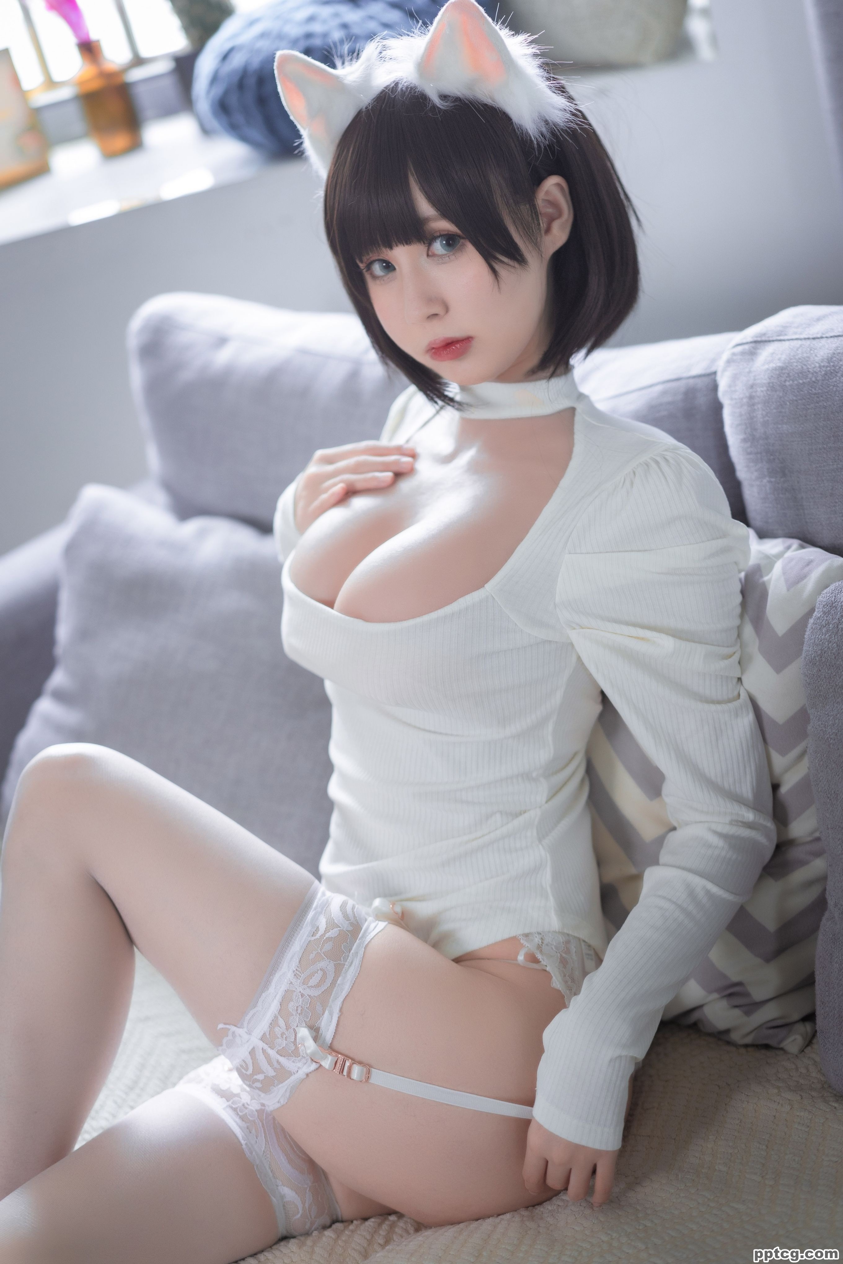 西园寺南歌  白猫白色连体衣