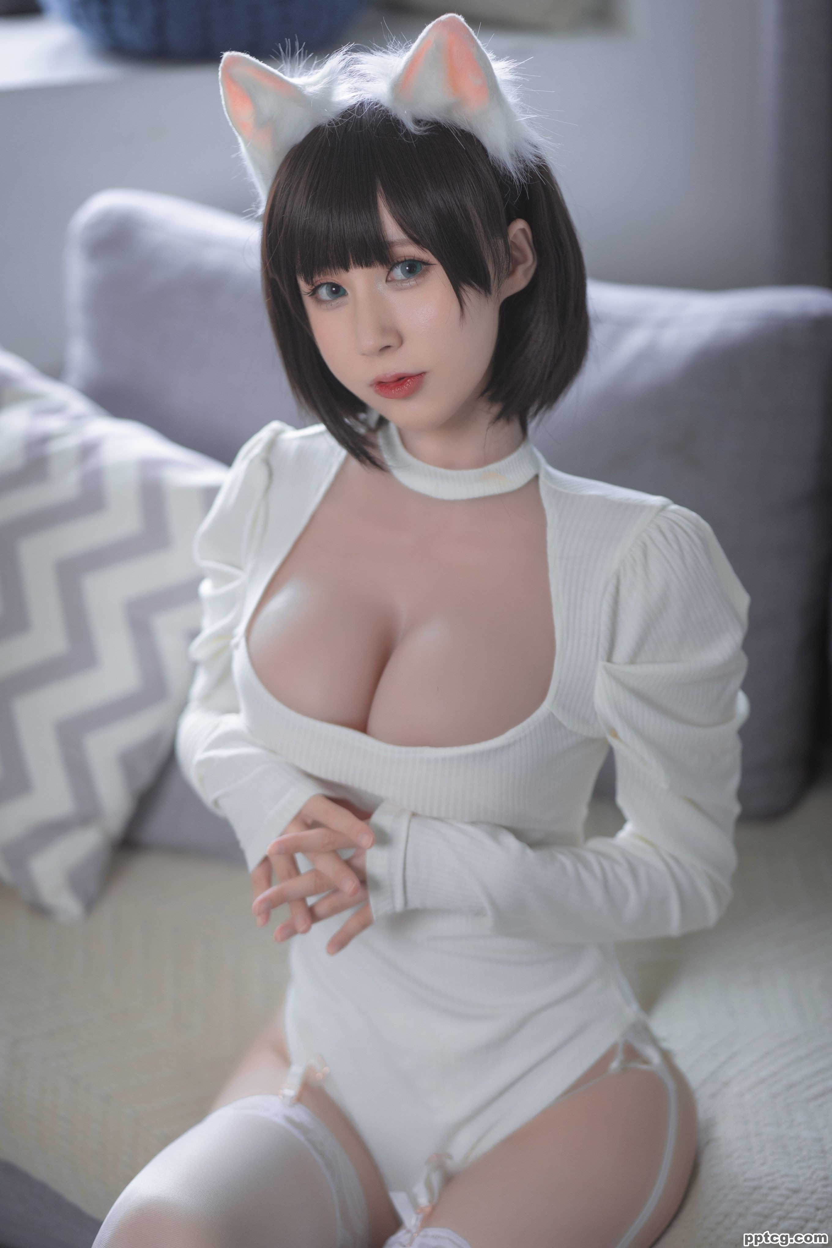 西园寺南歌  白猫白色连体衣