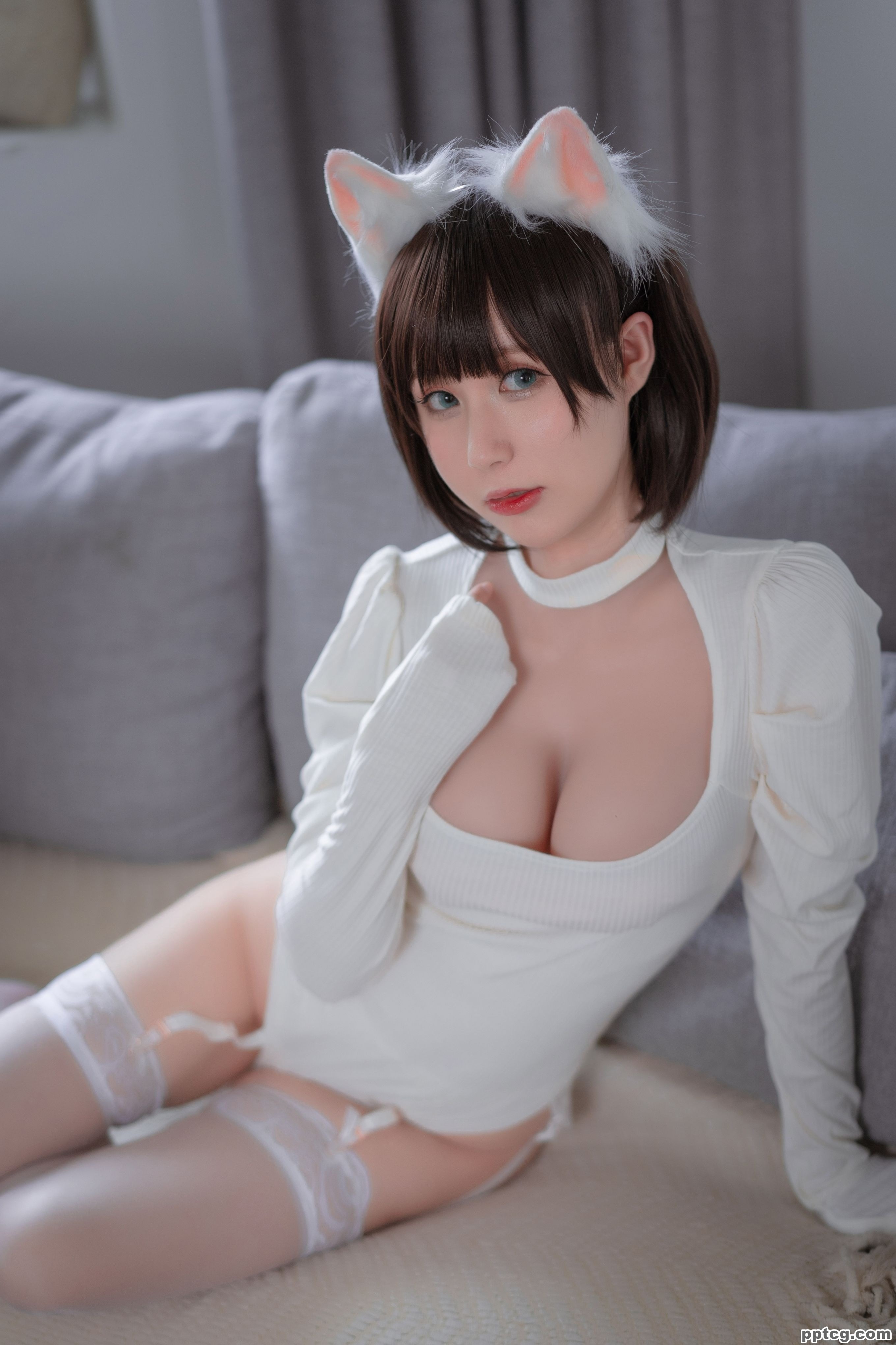 西园寺南歌  白猫白色连体衣
