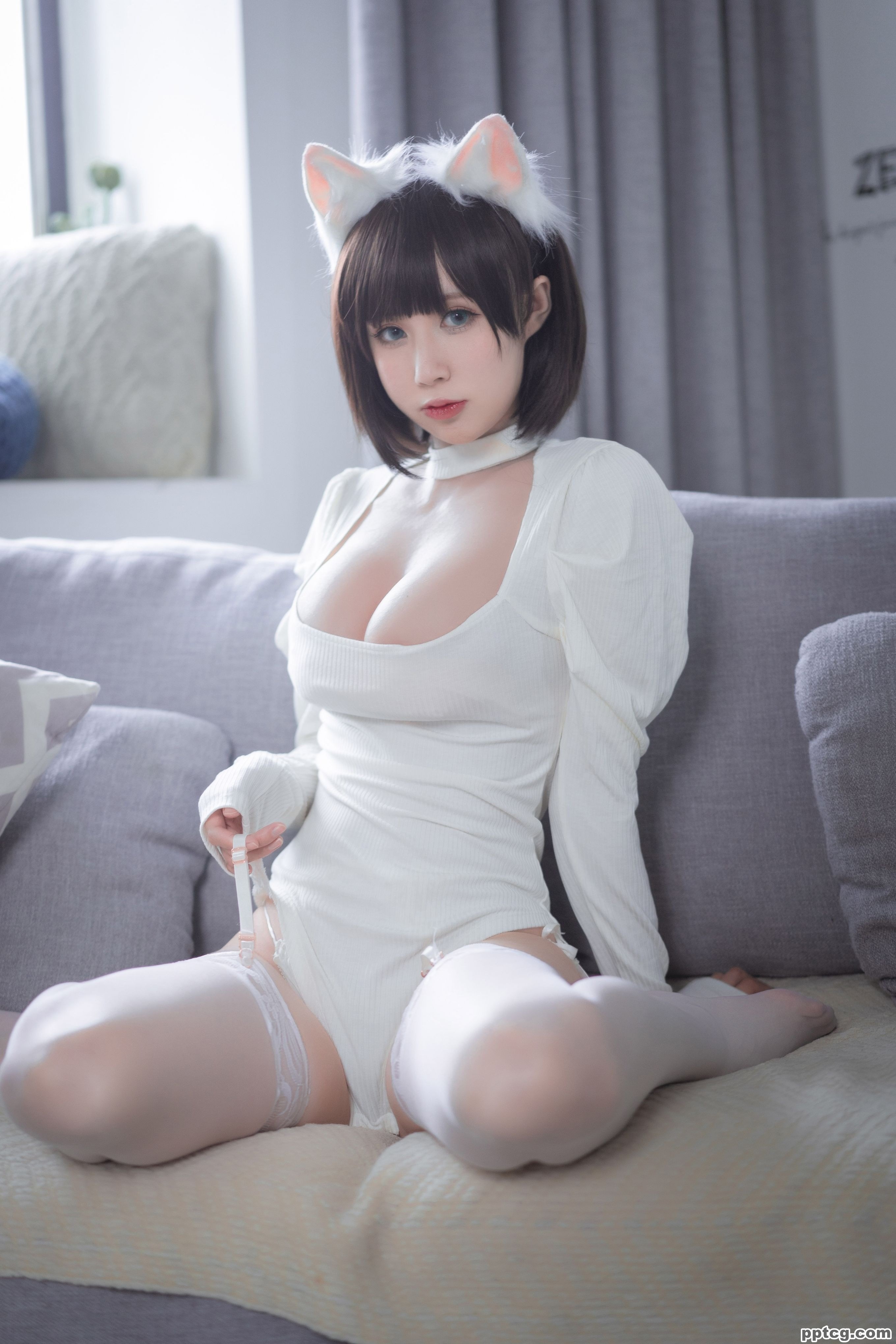 西园寺南歌  白猫白色连体衣
