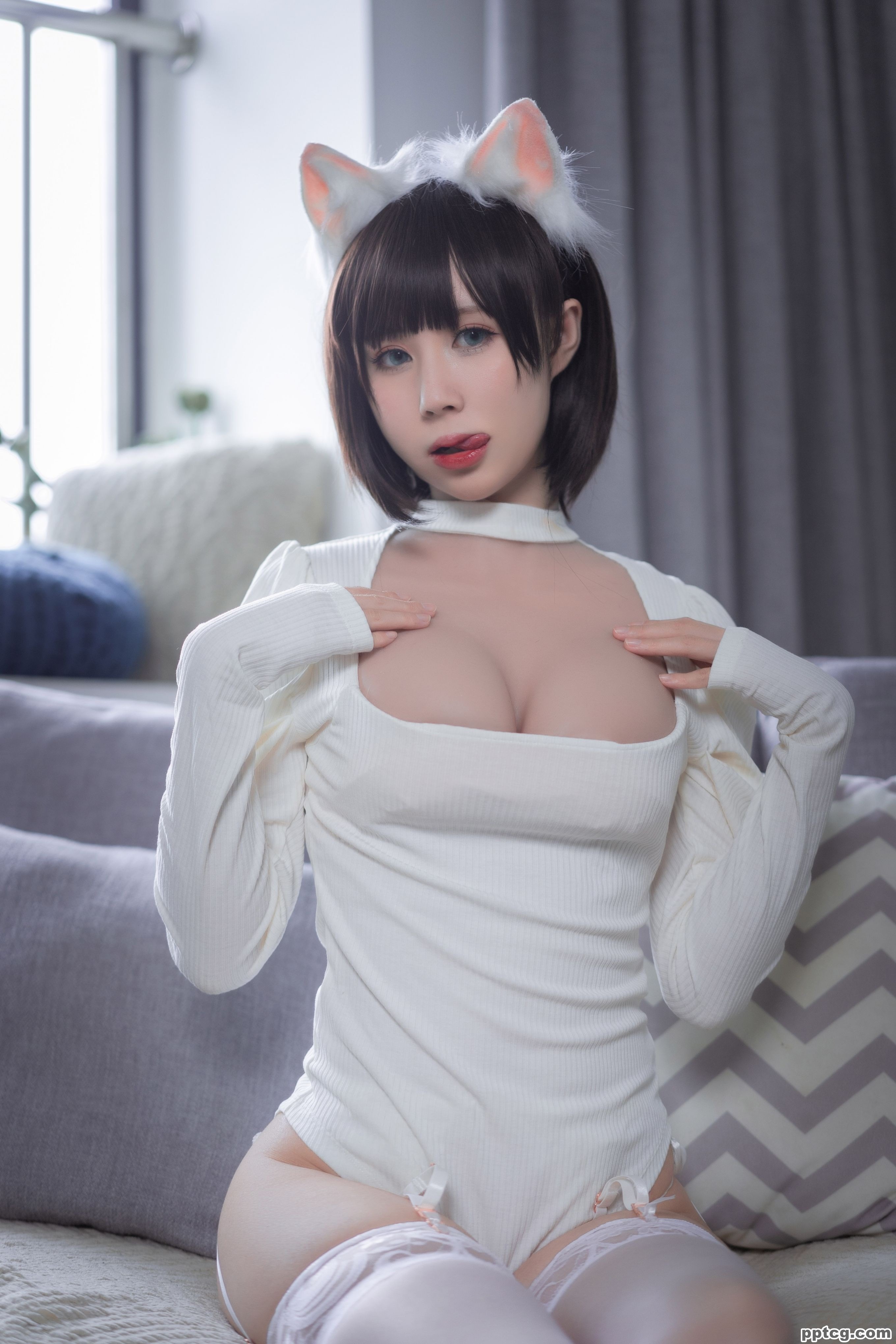 西园寺南歌  白猫白色连体衣