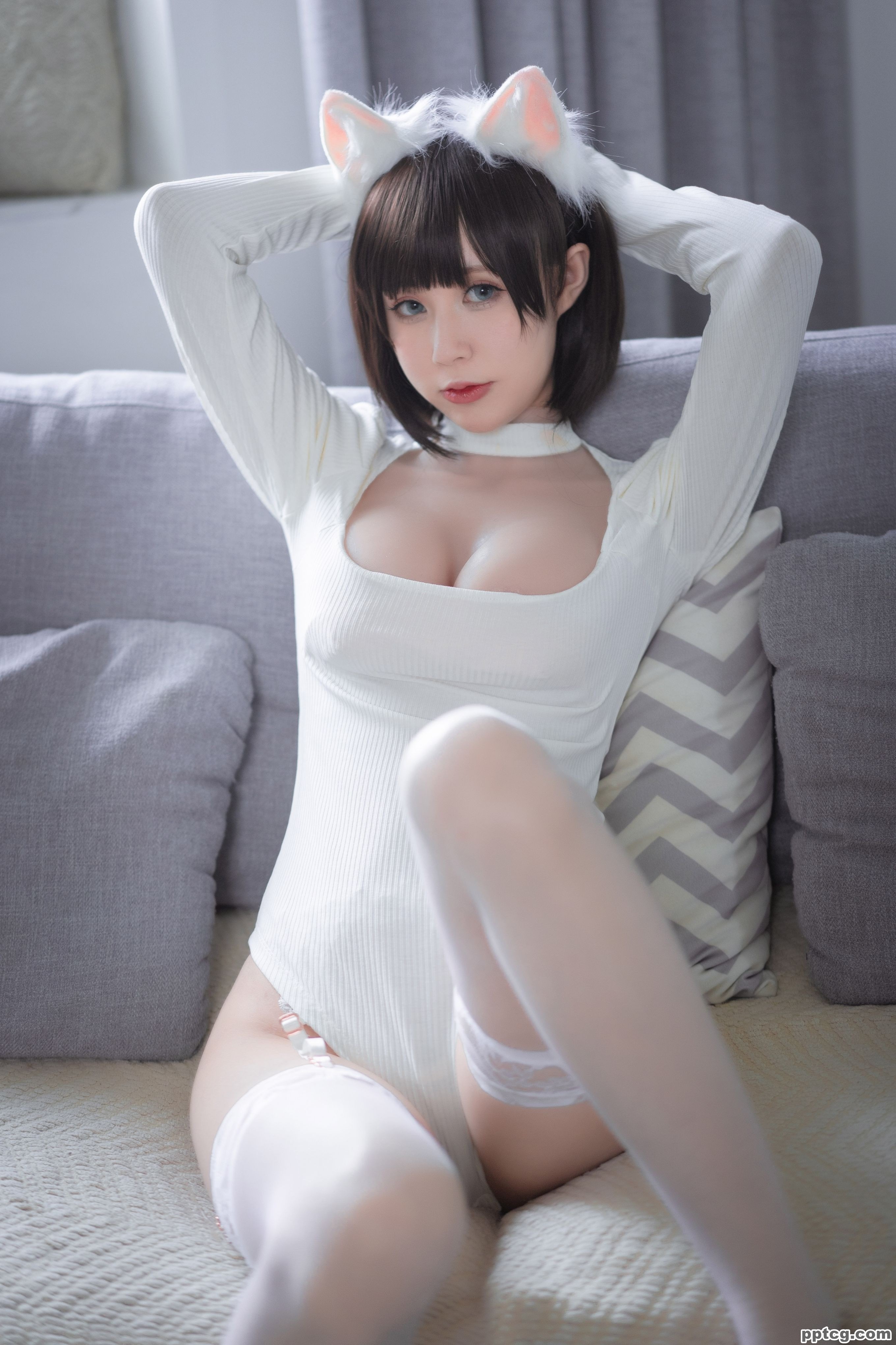 西园寺南歌  白猫白色连体衣