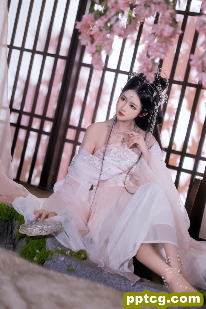 大师兄，既已被你发现我的身份那我也不…唔…