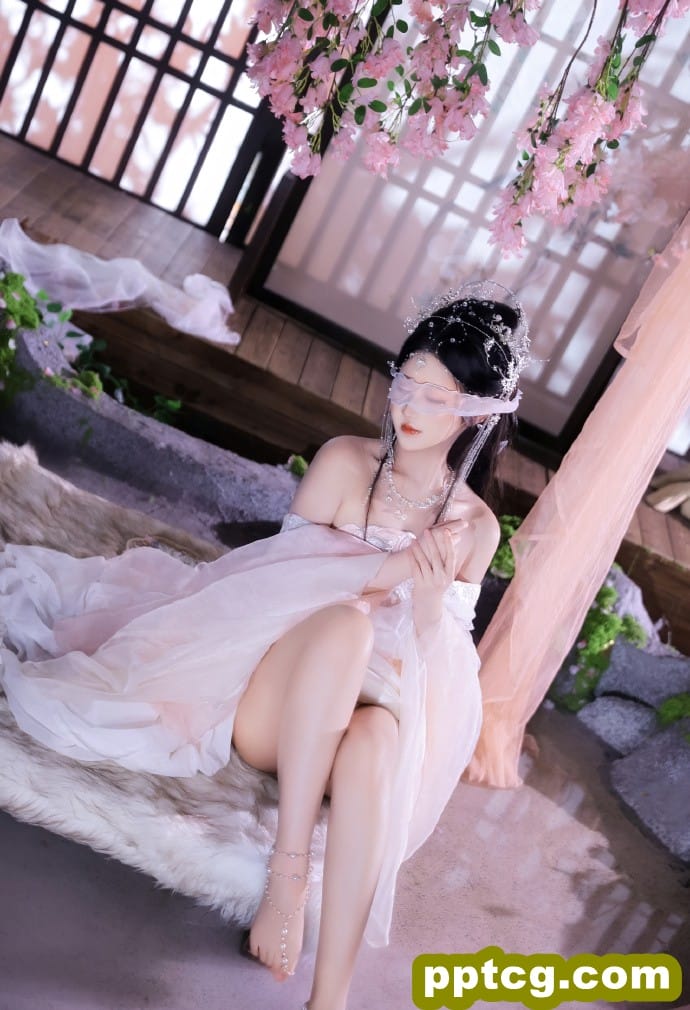 大师兄，既已被你发现我的身份那我也不…唔…