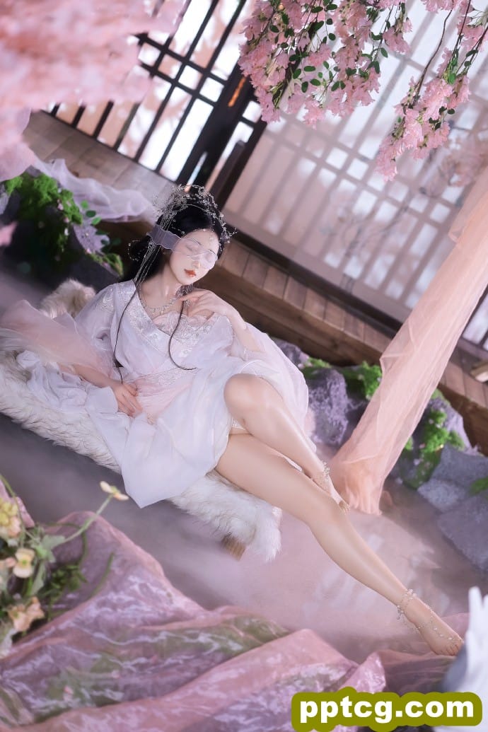 大师兄，既已被你发现我的身份那我也不…唔…