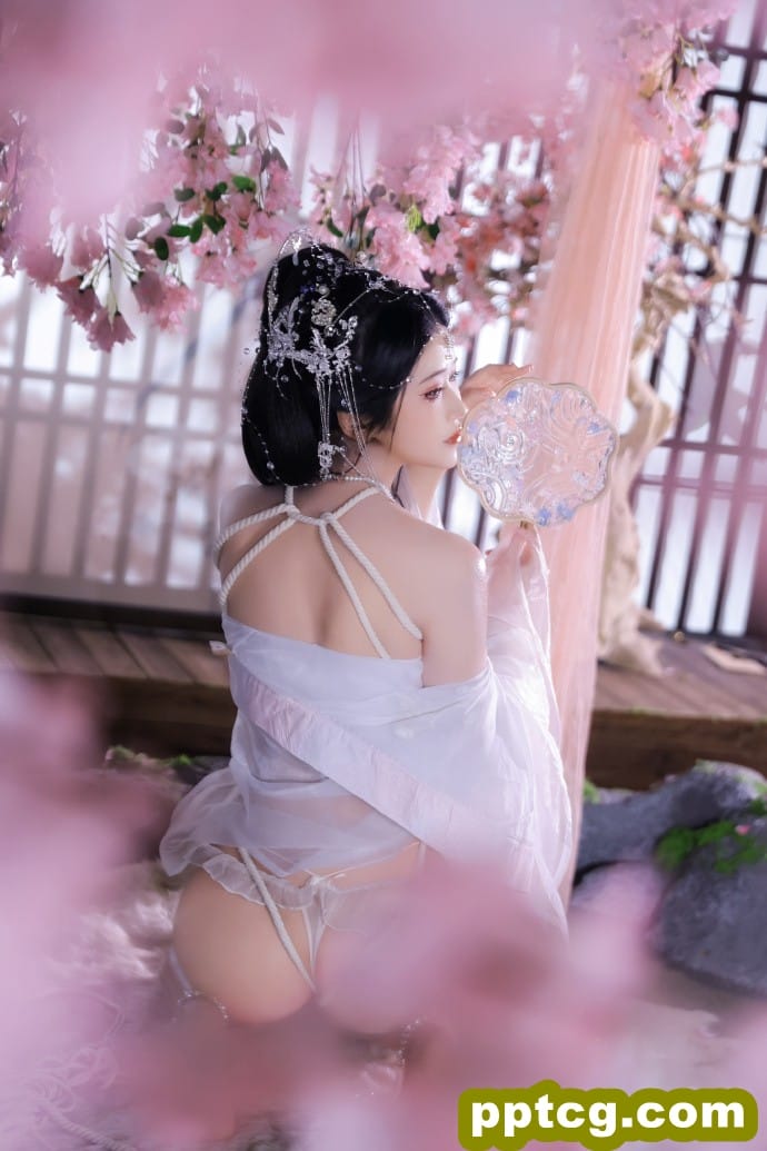 大师兄，既已被你发现我的身份那我也不…唔…