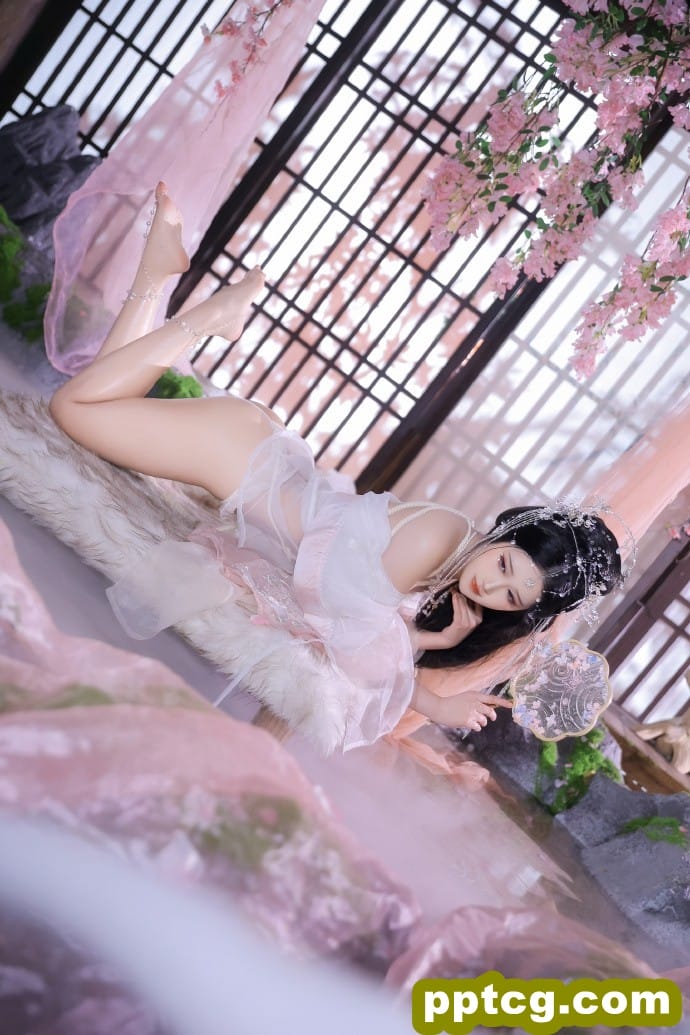 大师兄，既已被你发现我的身份那我也不…唔…