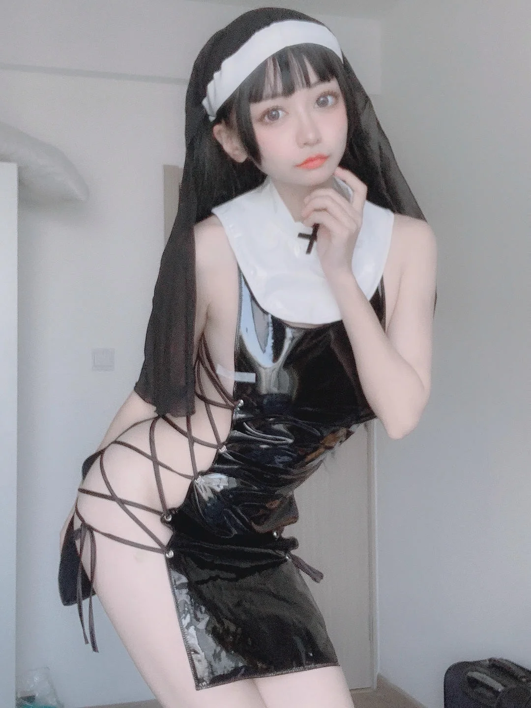 神本无尾 - 修女